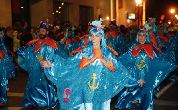 El colorido y la música desfilan por las calles gijonesas