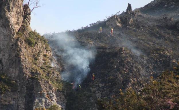 La lucha de la UME en el incendio de Llordón, en Cangas de Onís