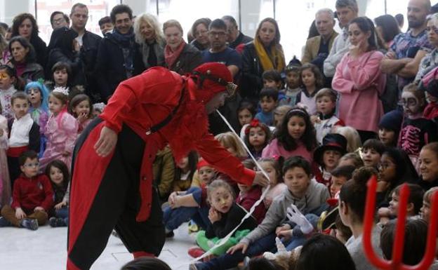 Carnaval en Oviedo: Circo y música para arrancar el Antroxu