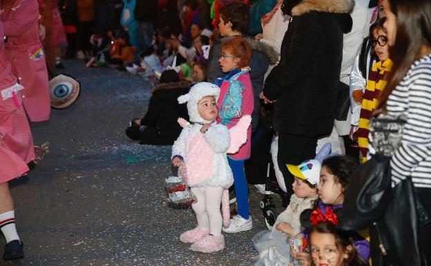Carnaval en Gijón: El jurado popular da «sobresaliente» al desfile de Antroxu