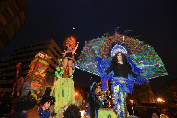 Miles de personas participan esta tarde en el Gran Desfile de Antroxos y Carroces