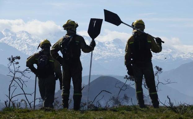 Pillado un incendiario mientras prendía fuego en varios puntos de los montes de Onís
