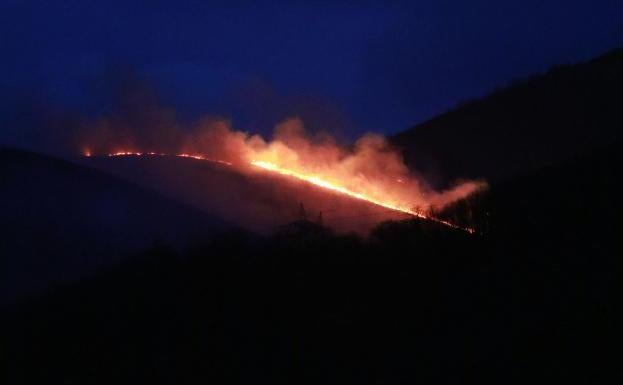 Incendios en Asturias | Las llamas alcanzan al Parque Natural de Redes