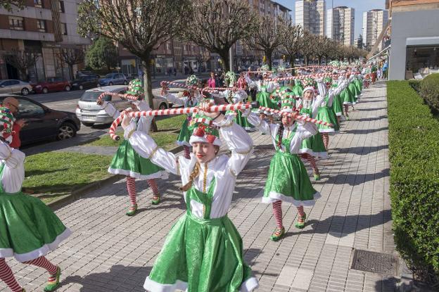 Colorido desfile en Pumarín