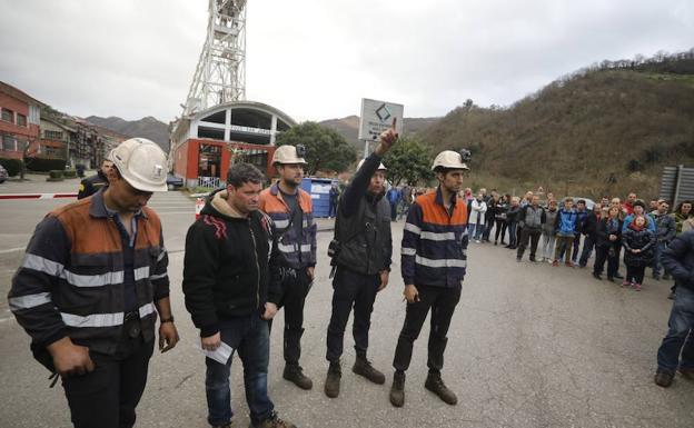 Abrazos y aplausos ponen fin al encierro de los mineros del Pozo Santiago