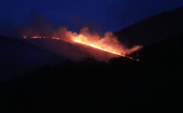 Incendios en Asturias: Los Bomberos de Oviedo controlan un frente en la ladera del Naranco