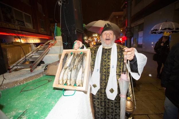 Carnaval de Avilés: Un entierro irreverente, caótico y pasado por agua