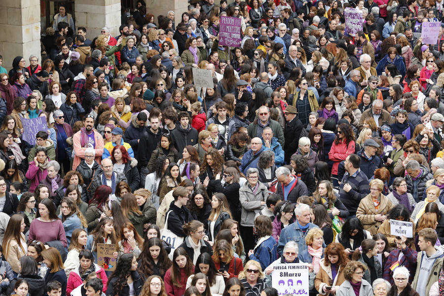 El 8M abarrota la plaza Mayor de Gijón