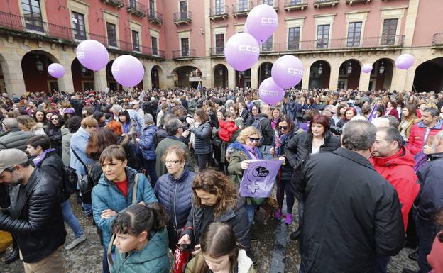 El 8M abarrota la plaza Mayor de Gijón