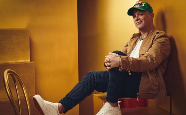 «No lo estás pillando»: críticas a Alejandro Sanz por su foto sobre el 8M