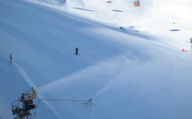 Espectáculo con nieve renovada en Sierra Nevada