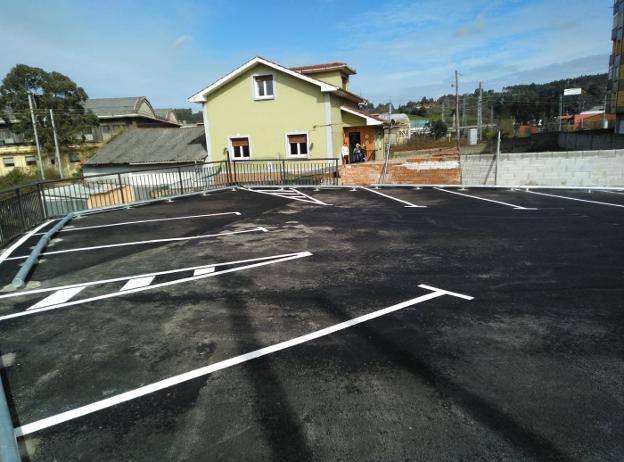 Abre el nuevo aparcamiento de Trasona con capacidad para diecisiete vehículos