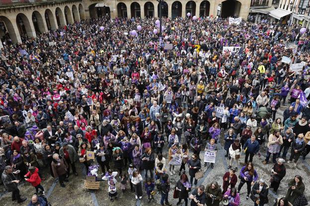 La marea feminista tomó la plaza Mayor de Gijón