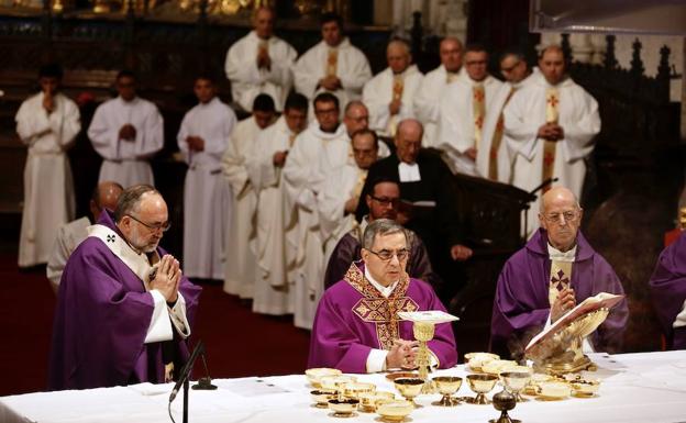 Angelo Becciu, en Oviedo: «Estamos preocupados por los escándalos que parecen no tener fin»