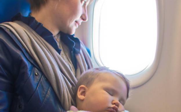 servilleta Temeridad Untado Una madre coge un vuelo con su bebé y entrega 200 tapones para los oídos al  resto de pasajeros | El Comercio: Diario de Asturias