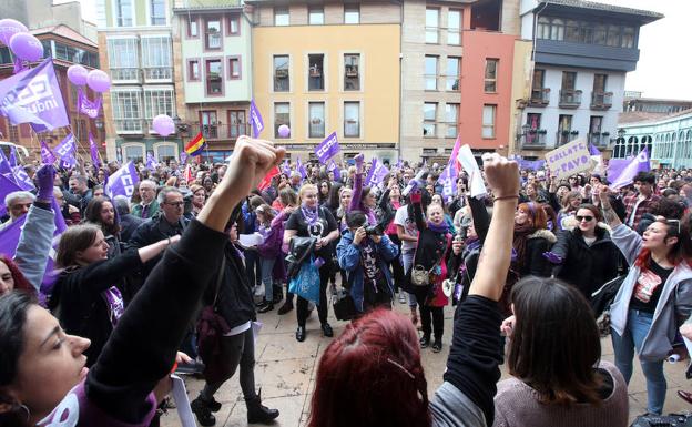 La marea morada recorre el centro de Oviedo