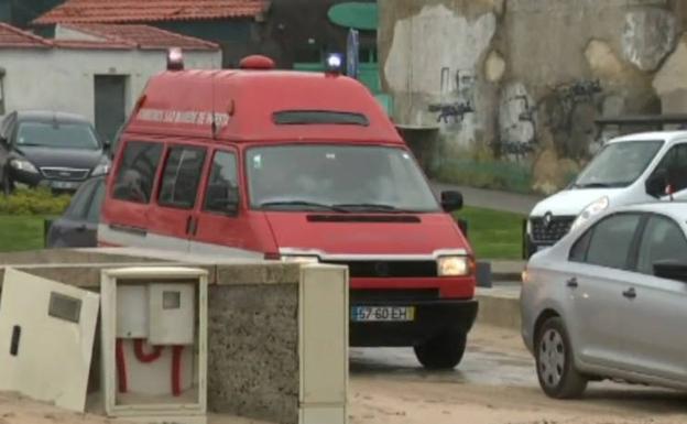 Aparece la cabeza de una mujer en una bolsa de plástico en una playa de Oporto