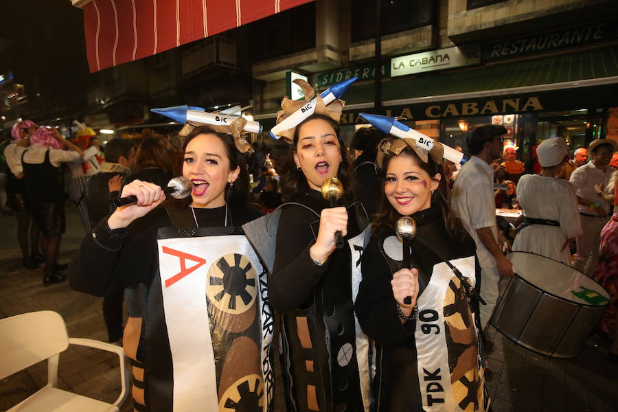 La fiesta nocturna del Antroxu en Oviedo