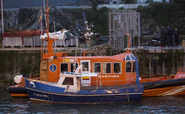 Ocho horas de rescate hasta el puerto de Llanes