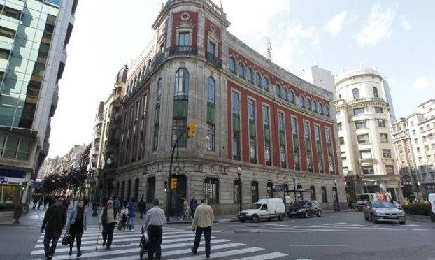 Se empeña en cruzar mal, la policía le advierte y lesiona a un agente en Gijón