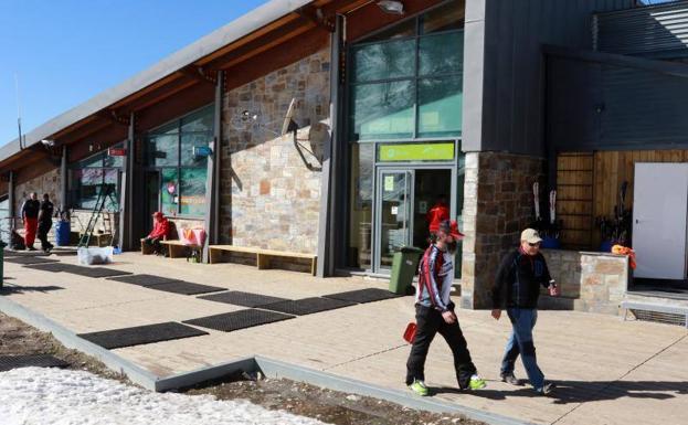 Roban de madrugada en la estación de Fuentes de Invierno mediante un butrón