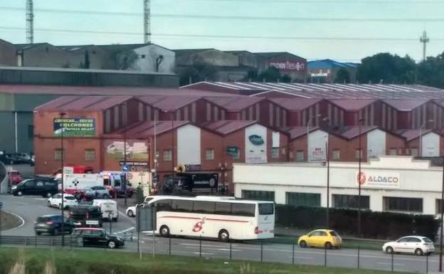 Herido grave un hombre al ser atropellado por un camión en Gijón