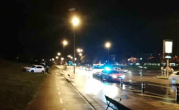 Un coche invade la acera y el carril bici de la avenida de El Llano sin ocasionar heridos