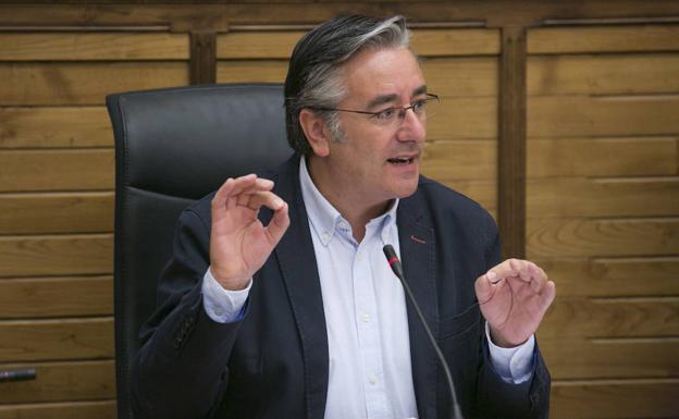 «Las 'puñaladas en la espalda solo benefician a los rivales políticos», asegura González