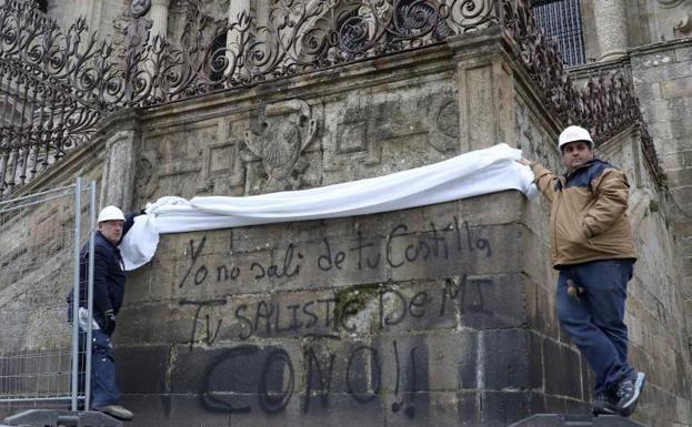 Pintadas contra Vox y los Borbones en la catedral de Santiago