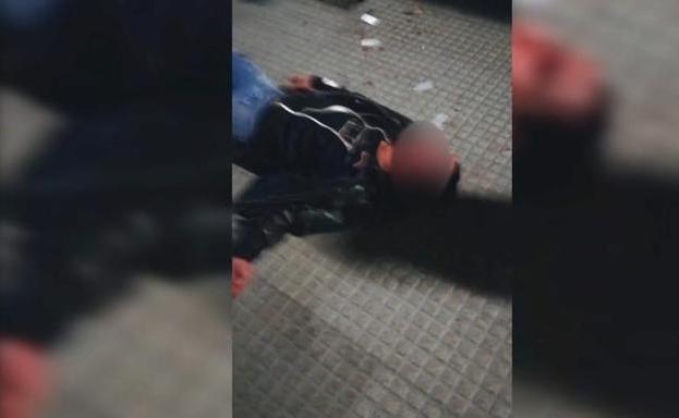 El vídeo de la brutal agresión a un joven en León al grito de «maricón de mierda»