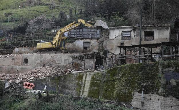 El plan de limpieza de San Martín afronta nuevos derribos de inmuebles en ruina en Tetuán y Blimea