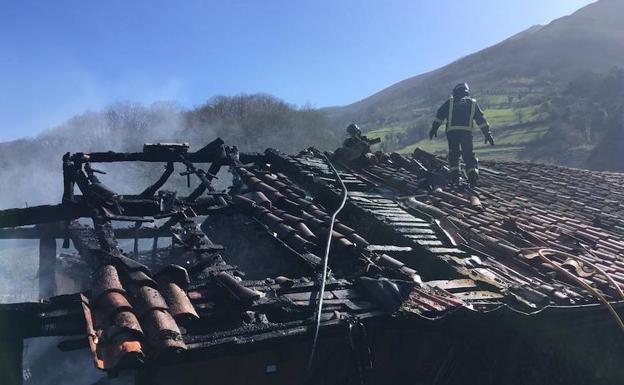 Un herido en el incendio de un pajar en Quirós