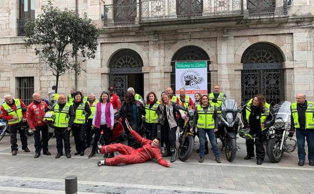 Las moteras que quieren dar la vuelta al mundo recalan en Llanes
