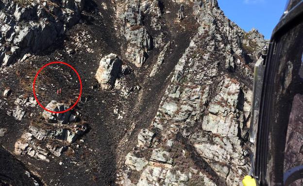 Evacuan en helicóptero a una mujer herida tras caer 100 metros en una ruta en Sobrescobio