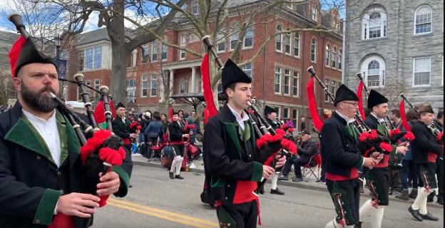 La Banda de Gaites de Corvera triunfa en Boston a ritmo de 'Asturias, patria querida'