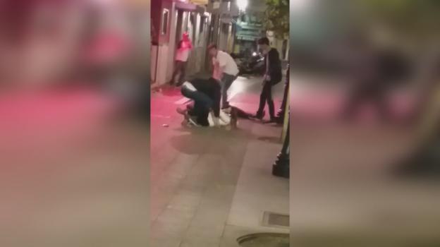 Salvaje agresión de un hombre armado con un cuchillo en Fomento, en Gijón