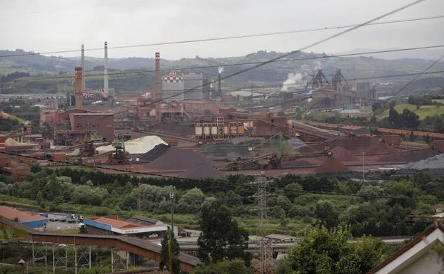 Alcoa advierte de que el borrador del estatuto energético es «insuficiente» y «pone en riesgo la viabilidad» de la planta de Lugo