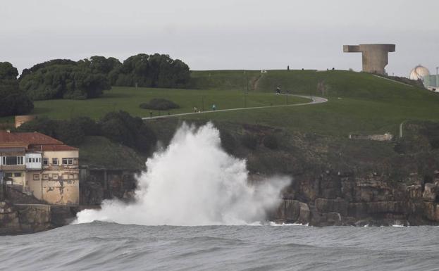 La Policía Local de Gijón evita el suicidio de una joven en el Cerro de Santa Catalina