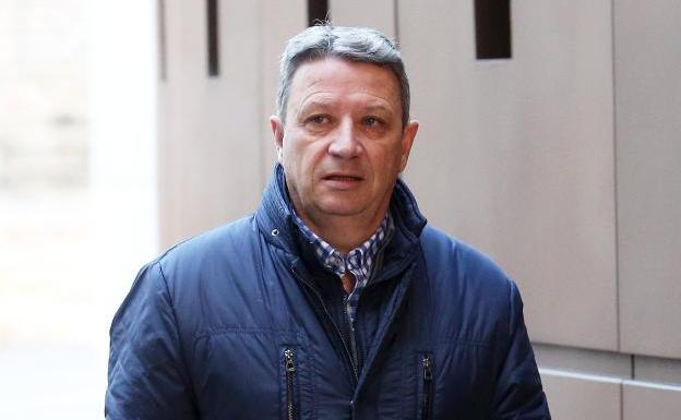 El exagente de viajes afirma que se cargaron al Niemeyer «por error» gastos personales