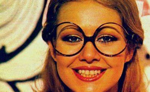 El homenaje viral en Twitter a su madre, azafata feminista del 'Un, dos, tres'