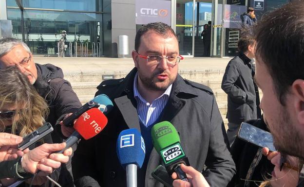 Barbón: «No sé si hay una guerra interna en el PP, pero no voy a perder ni un minuto en esto»