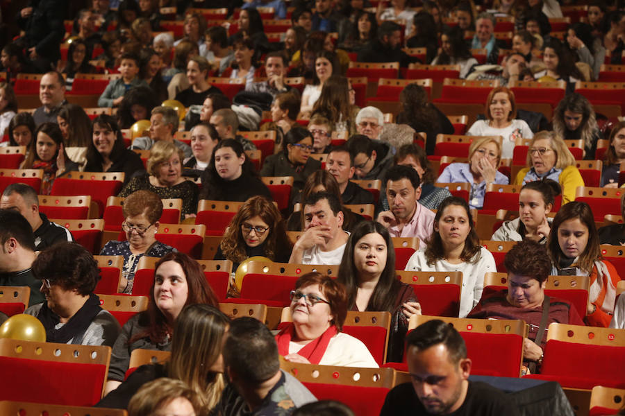 Bustamante saca su lado bailón en Gijón