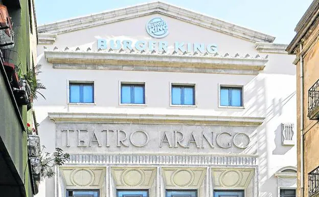 El Teatro Arango ultima su adecuación como Burger King y ya luce el logo de la marca en su fachada