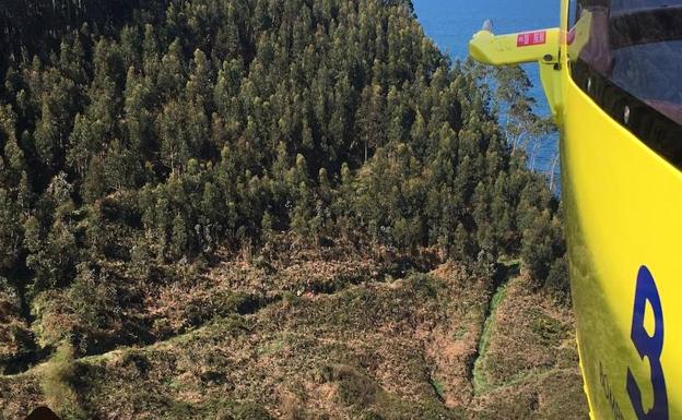 Rescatan a una mujer herida tras sufrir una caída en playa España, en Villaviciosa