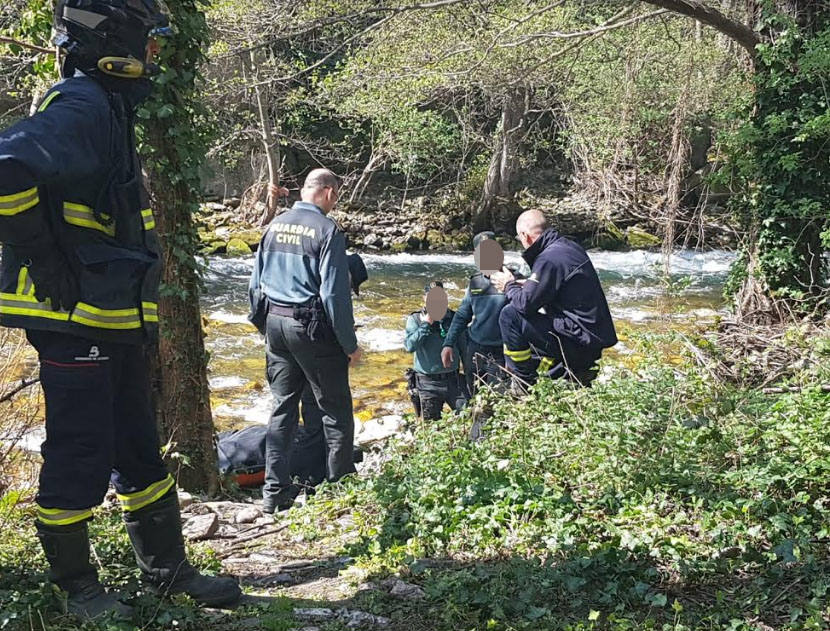 Encuentran un cadáver en el río en Cangas del Narcea