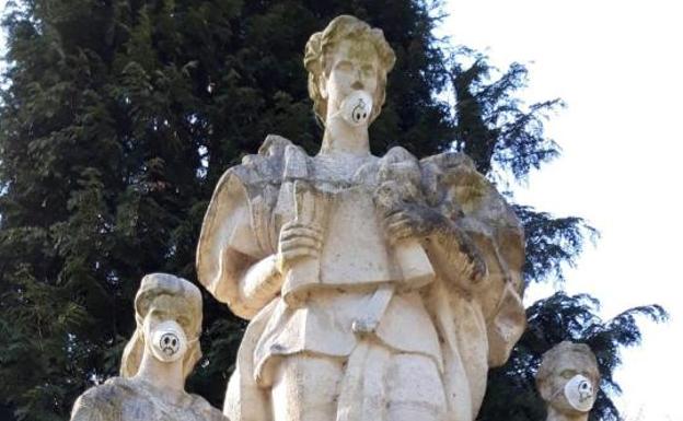 Las esculturas de Isabel la Católica amanecen con mascarillas antipolución