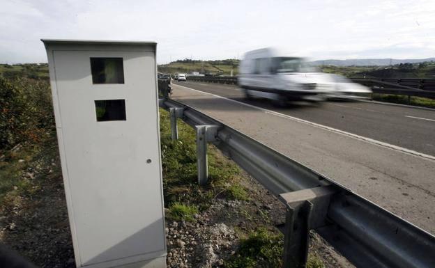 Tráfico estudia cambiar el margen de error de los radares para multar