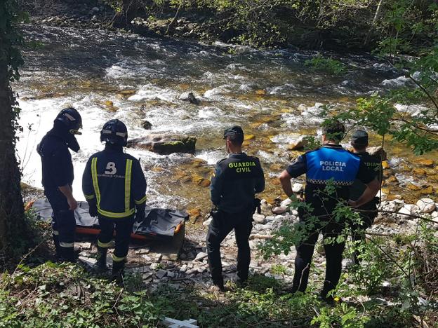 Investigan la muerte de un octogenario que apareció flotando en el río Narcea