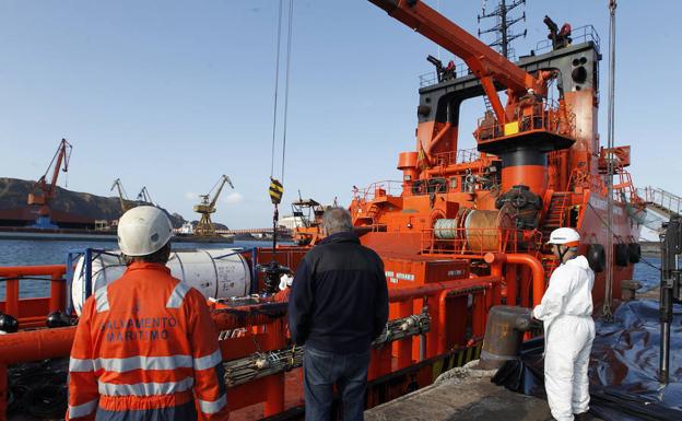 El viento acerca la mancha de fuel a menos de 90 millas de Asturias