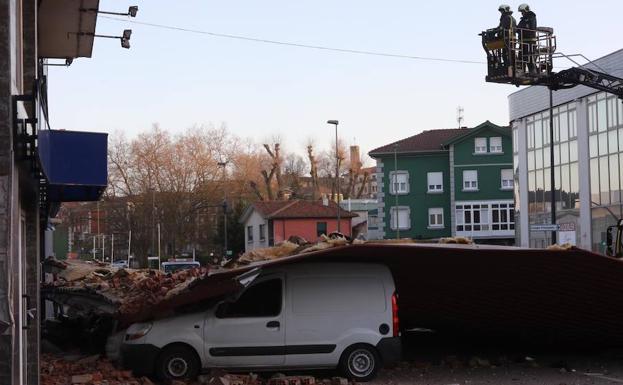 El derrumbe de la cubierta de una nave obliga a cortar la avenida de Lugo en Avilés